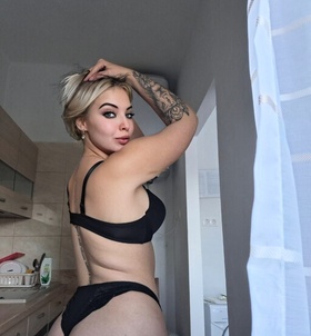 Eszter (20+ éves) - Telefon: +36 30 / 681-5785 - Veszprém