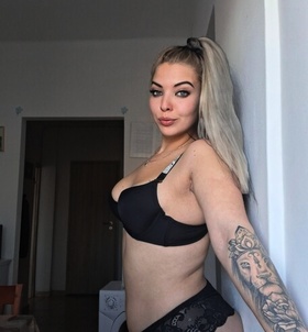 Eszter (20+ éves) - Telefon: +36 30 / 681-5785 - Veszprém