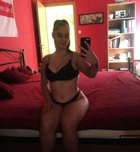 Izabella (21+ éves) - Telefon: +36 70 / 261-6097 - Kiskunlacháza