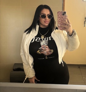 P�cs, Nicole_VIP 06303369006